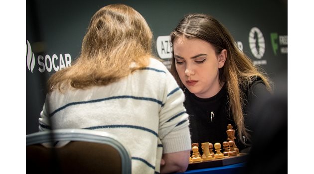 Нургюл Салимова по време на полуфиналната си партия от световната купа срещу трикратната световна шампионка Ана Музичук от Украйна.