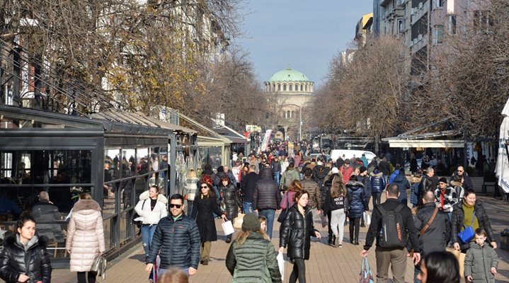 Хора се разхождат по "Витошка" в София
СНИМКА ЙОРДАН СИМЕОНОВ