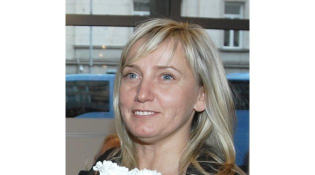 Елена Йончева гласува малко след отварявето на изборните секции.