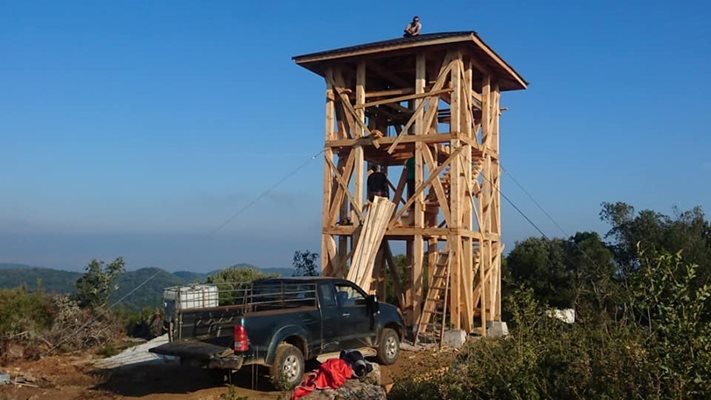 Кулата се вдига с доброволен труд / Снимки: Handcrafted Log Homes Bulgaria