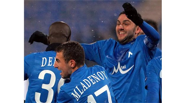 ЩАСТЛИВИ: "Сините" нападатели са вкарали поредния си гол и Владо Гаджев скача от радост да прегръща Дани Младенов и Гара Дембеле.