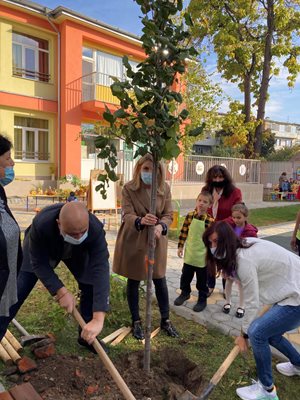 Олимпийската шампионка Стойка Кръстева, зам.-кметът по екология на столицата Десислава Билева и кметът на район "Надежда" Димитър Димов дадоха старт на инициативата за засаждане на дървета в училища и детски градини
СНИМКИ: СТОЛИЧНА ОБЩИНА