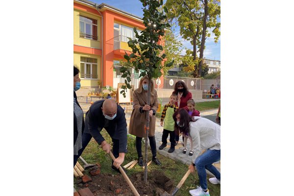 Олимпийската шампионка Стойка Кръстева, зам.-кметът по екология на столицата Десислава Билева и кметът на район "Надежда" Димитър Димов дадоха старт на инициативата за засаждане на дървета в училища и детски градини
СНИМКИ: СТОЛИЧНА ОБЩИНА