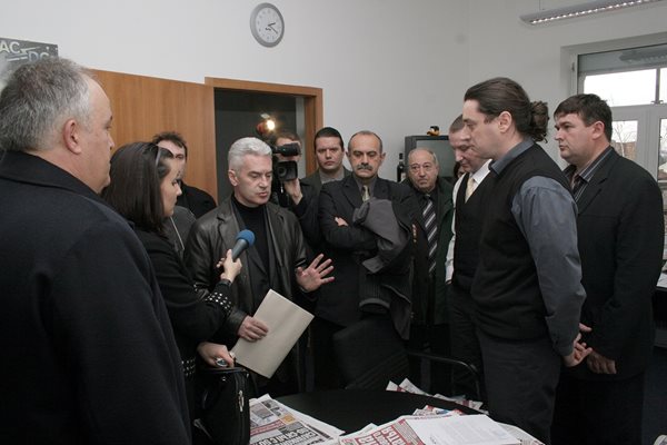 Волен Сидеров разговаря с Николай Пенчев в неговия кабинет