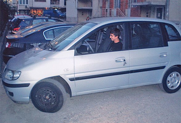 Синът Борис в една от колите на семейството -“Хюндай Матрикс”