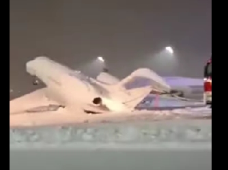 Самолет се изправи на опашката си под тежестта на снега в Мюнхен (Видео)