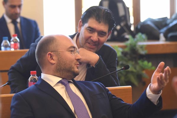 Иван Таков разговаря с Георги Георгиев от ГЕРБ на последното заседание на СОС.