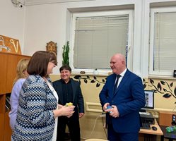 Министърът на образованието и науката проф. Галин Цоков се срещна и разговаря с учители от училище „Христо Ботев" в Братислава. СНИМКА: МОН