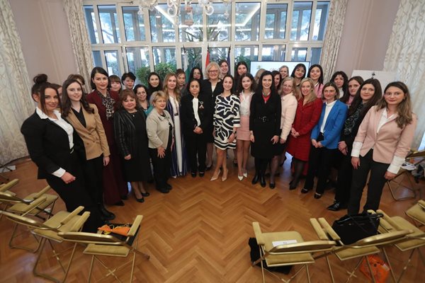 Вицепремиерът и министър на външните работи Мария Габриел и жените посланици в България поканиха момичетата победителки в конкурса „Жените и дипломацията-посланик за един ден" да отпразнуват заедно 8-ми март СНИМКА: МВнР