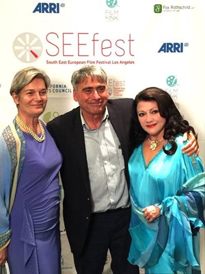 Ирина Малеева (вдясно) получи приз за цялостно творчество от създателката на фестивала Вера Мийойлич (вляво).