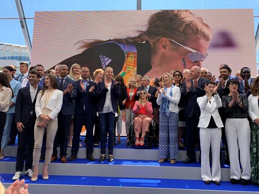 Стефка Костадинова (в средата на преден план) и Светла Оцетова (зад нея) по време на официалната церемония по откриването на новия Олимпийски дом в Лозана.