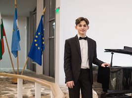 Борис Биков от години печели международни конкурси по пиано 