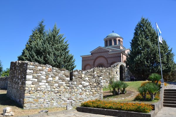 Възстановената средновековна черква в Кърджали и част от защитната стена на манастира.