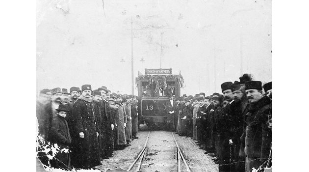 Официалното пускане на първата трамвайна линия между ул. “Граф Игнатиев” и жп гарата на 1 януари 1901 г.