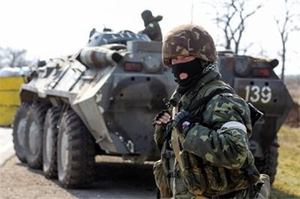 Украински военен пази на пункт в Херсонска област, след като руски части опитаха да щурмуват на няколко места северно от Крим. 
