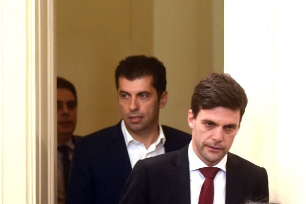 Никола Минчев, премиерът Кирил Петков, а зад него е и финансовият министър Асен Василев, след като Минчев беше освободен от председателския пост на Народното събрание.