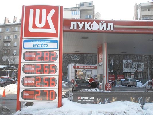 И вчера по бензиностанциите в София се чуваха коментари за високите цени на бензин и дизел. Миналата седмица "Лукойл България" обясни увеличението със скока на петрола над 116 долара за барел.
СНИМКА: ХРИСТО РАХНЕВ
