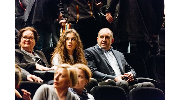Дарина Радева с баща си Румен Радев на театър - гледат “Кралят Елен” в НДК  СНИМКА: ОРЛИН ОГНЯНОВ, НДК