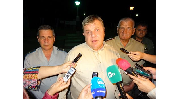 Военният министър Красимир Каракачанов пристигна часове след инцедента в авиобазата, зад него вдясно е началникът на отбраната ген. Андрей Боцев.   СНИМКА: РАДКО ПАУНОВ