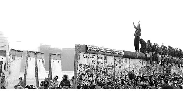 Берлинската стена вече се руши от народа, 10 ноември 1989 г.