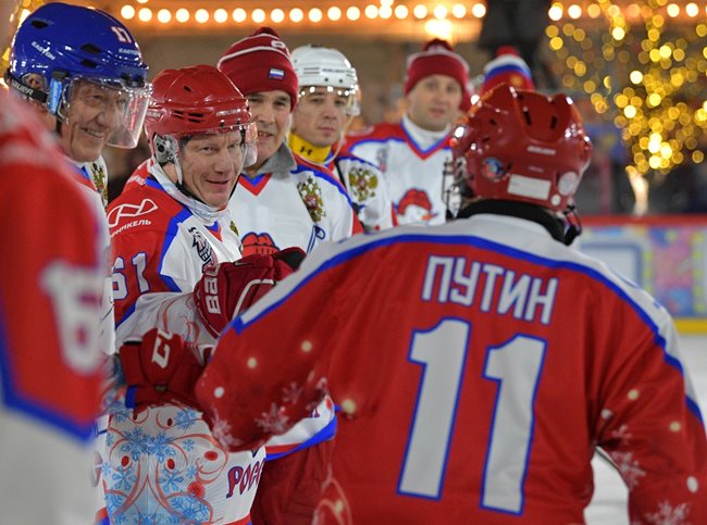 Путин се включи в хокеен мач на Червения Площад (Снимки и видео)