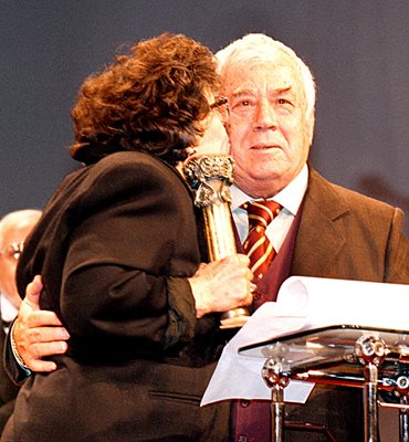 Връчва наградата за принос към театъра на приятеля си Георги Калоянчев.