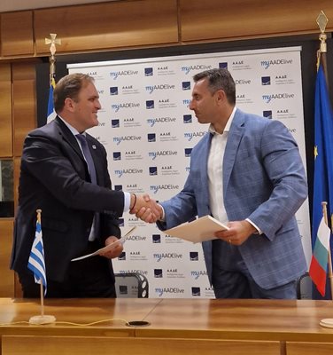 Шефът на НАП Румен Спецов (вдясно) подписа протокол за сътрудничество на 26 юли с Георгиус Пицилис – изпълнителен директор на гръцката приходна администрация.