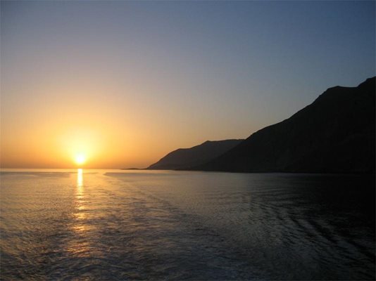 Денят завършва с прекрасен залез. Наблюдаваме от ферибота как слънцето потъва  като огромен портокал във водите на  Либийско море.