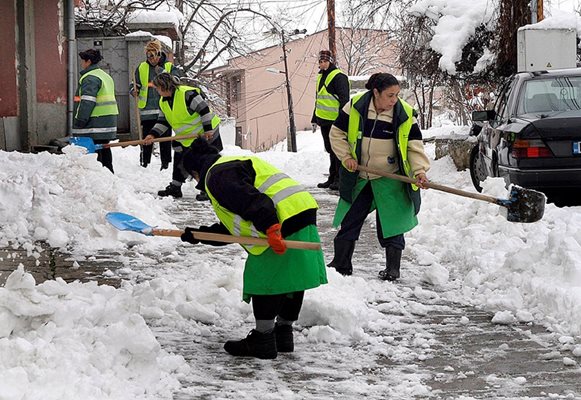 Ледът в двора на училището не е бил почистен. Снимка: Архив