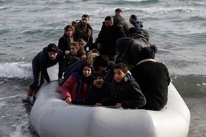 Близо 140 нелегални мигранти достигнаха бреговете на Гърция за денонощие
