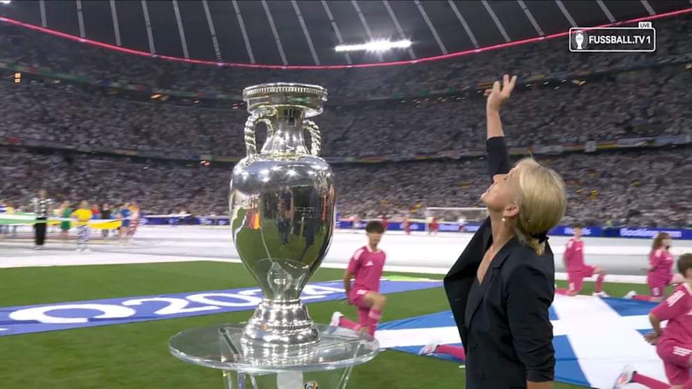 Вдовицата на Бекенбауер изнесе купата за европейското по футбол на откриването