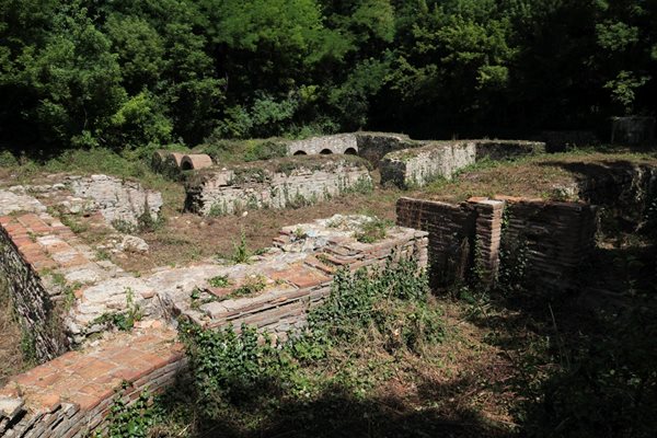 Останки от някогашните римски терми в курорта.