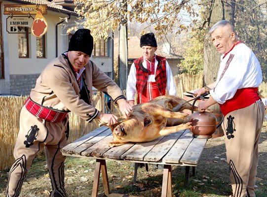 Касапите показаха как се вади и приготвя бут по еленски