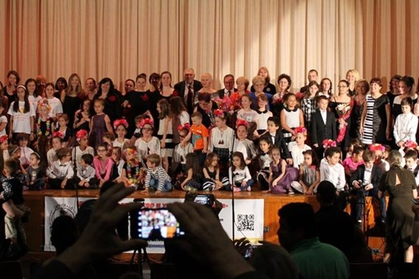 Затова честването на 70-тия й рожден ден стана тъкмо на сцената на големия училищен салон, с децата и родителите, събрани за училищния празник за 24 май заедно с приятелите си от детския хор на "Малко българско училище" в Чикаго.