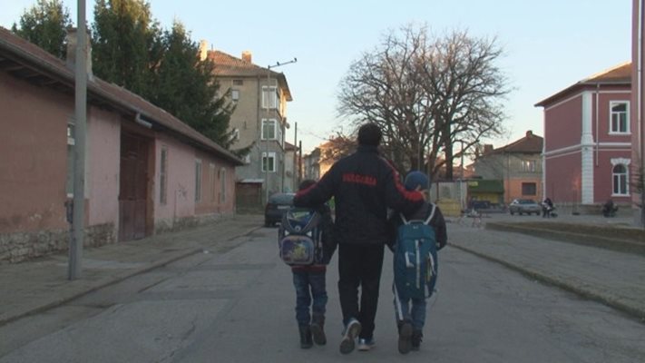 Шампион по самбо от Севлиево приюти две братчета, оставени в местния Дом за деца лишени от родителска грижа. Кадър: Би Ти Ви