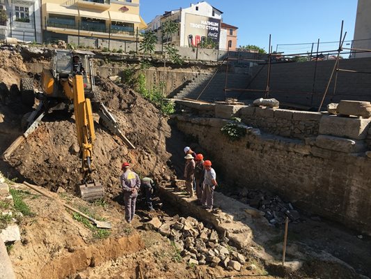 Багер-паяк буквално виси във въздуха, докато заравнява северния склон на форума