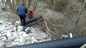 Ето я незаконната тръба, която излива отрови в река Юговска (снимки)