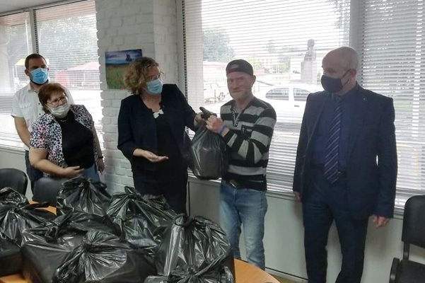 Френският посланик у нас г-жа Флоранс Робин дарява с пакет храна брата на "Русия ангел" Мария - Иса /в средата/. СНИМКА: Авторът