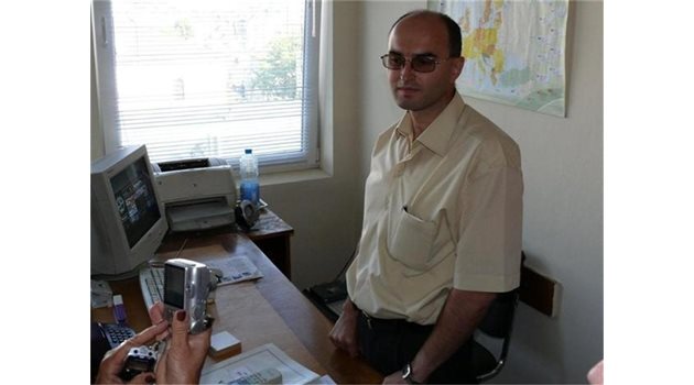 ОБВИНЯЕМ: Експертът Вежди Хасан беше разследван за корупция. На малките снимки са документите от далаверата.
