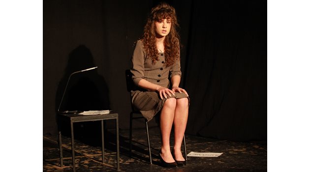 Дарина Радева изнася монолог по време на представление.