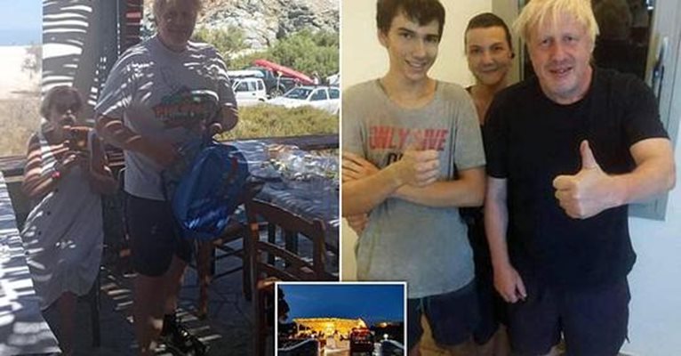 Борис Джонсън се снима с украинците, които работят в гръцкия ресторант. Факсимиле: Daily Mail