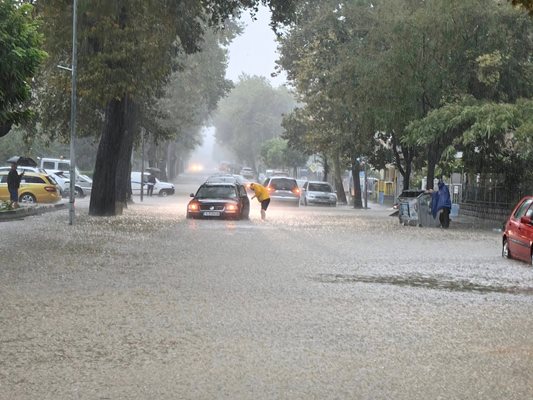 Улиците в Царево се превърнаха в реки. Снимка: фейсбук/Царево