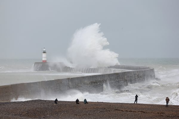 Хора наблюдават, докато Киърън връхлита английското крайбрежие. СНИМКА: РОЙТЕРС