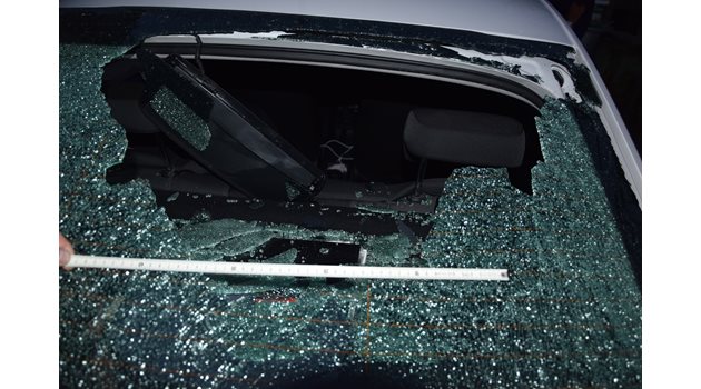 Вандал счупи задното стъкло на полицейски автомобил в Брацигово