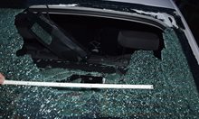 Вандал счупи задното стъкло на полицейски автомобил в Брацигово