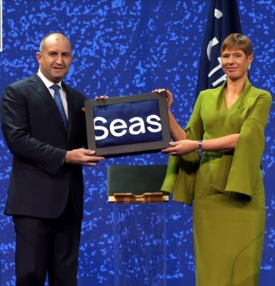 In Tallinn, President Radev received from his Estonian counterpart Kersti Kalulaid the organization of the Three Seas Regional Cooperation Initiative.  PHOTO: Press Office of the Head of State