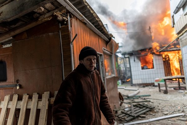 Къщата на украинец гори след тежък обстрел по единствения път за бягство от град Ирпин.