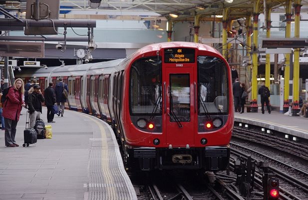 Хората са изправени пред транспортен хаос заради 24-часова стачка в метрото в британската столица Лондон