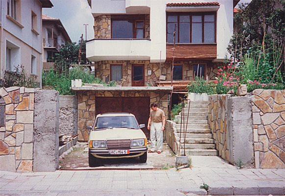 Първият “Мерцедес” на Проданов пред къщата им в кв. Райково