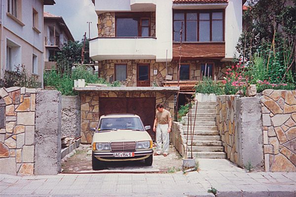 Първият “Мерцедес” на Проданов пред къщата им в кв. Райково